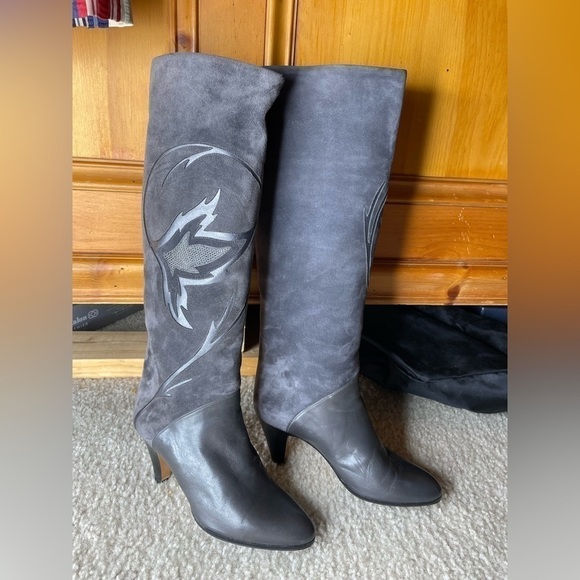 New Bally Vintage 80's Gray Suede Leather Tall Heeled Boots w/ Applique US 6    - Picture 3 of 13